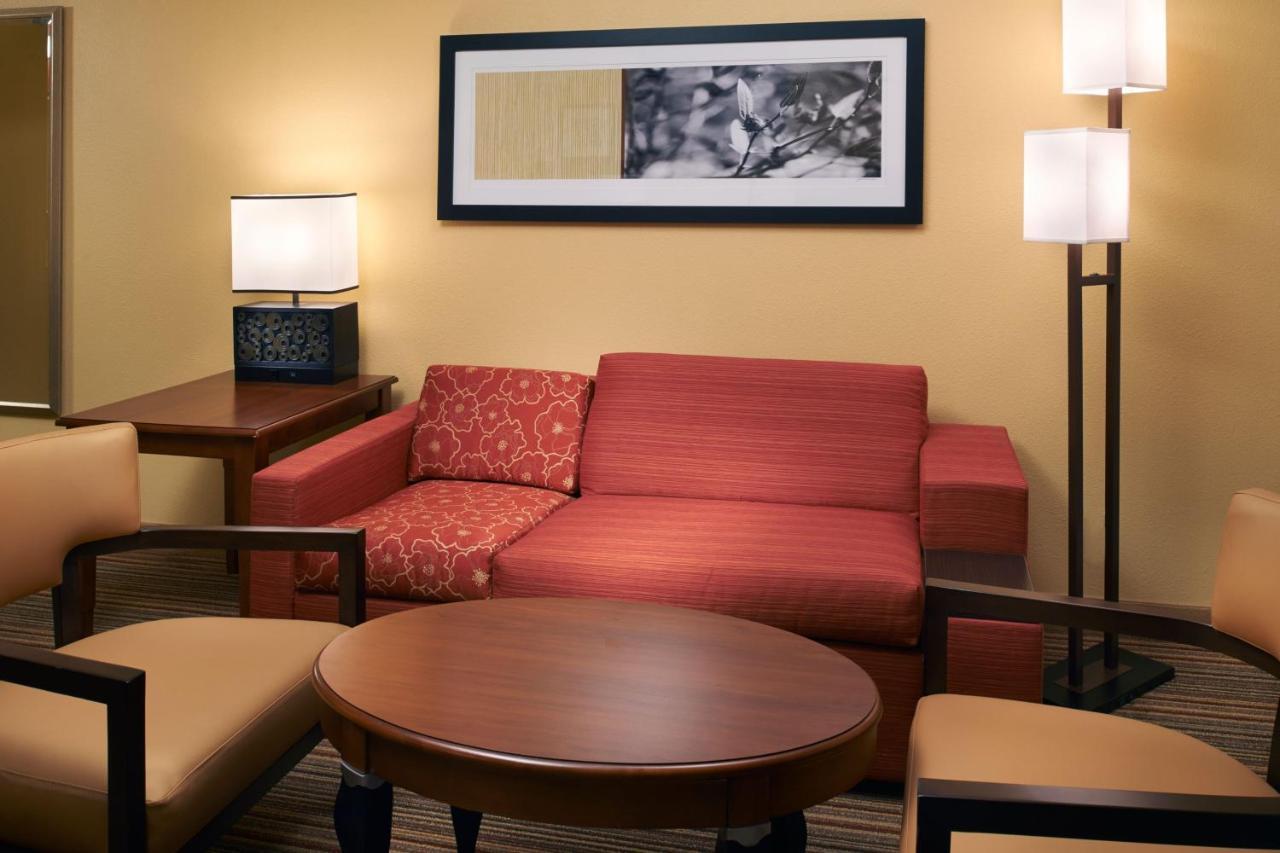 Courtyard By Marriott Louisville East Extérieur photo