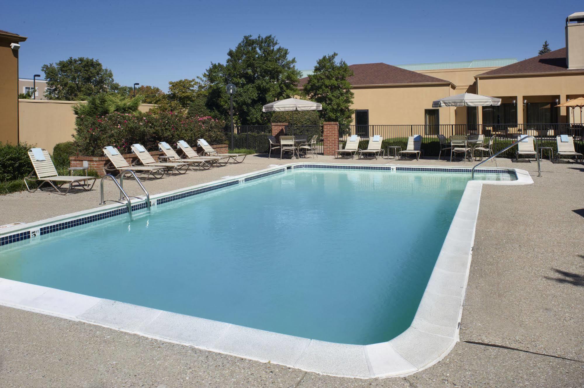 Courtyard By Marriott Louisville East Extérieur photo